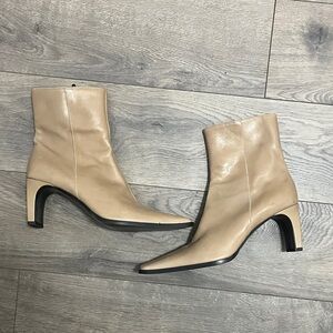 La Canadienne Beige Pointed-Toe Ankle Boots